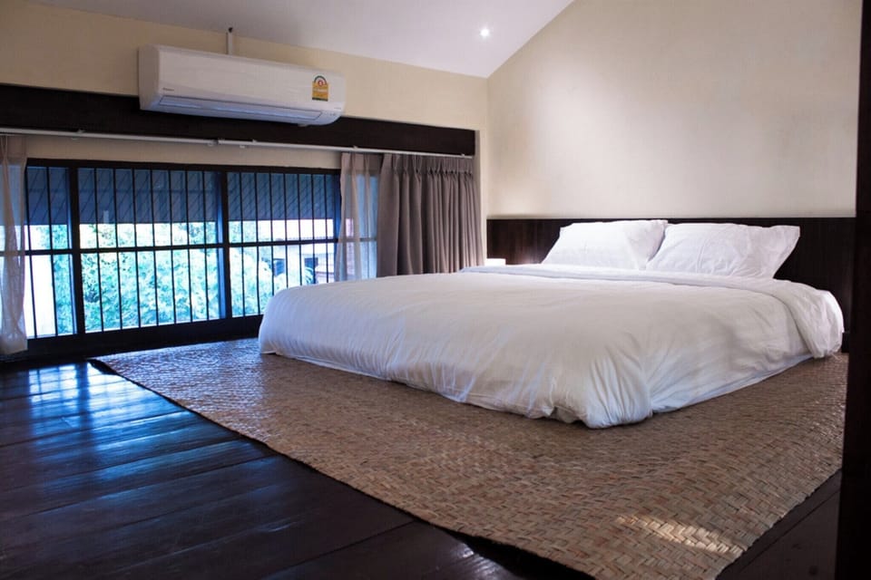 Deluxe Double Room | Desk, rollaway beds, free WiFi, bed sheets