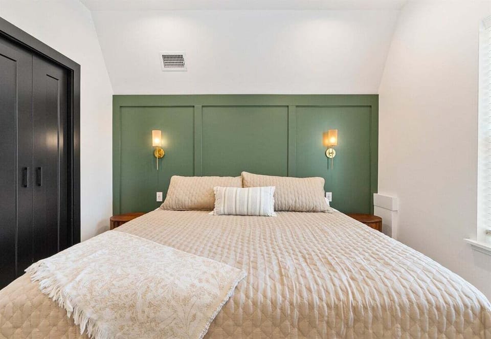 Cozy and minimal, this room pairs rich green paneling with golden lighting for a touch of rustic elegance.