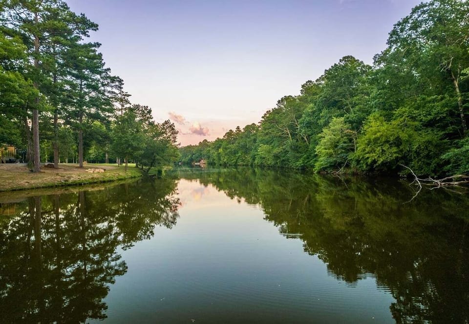 Just steps from the lake—enjoy quiet mornings, kayaking, or golden hour reflections.