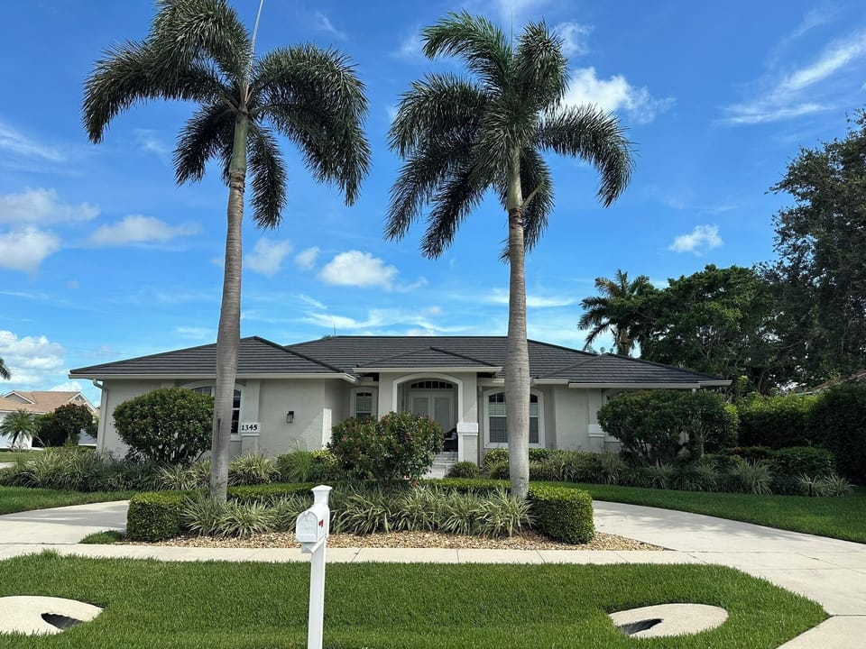 Welcoming circle driveway with side entrance to the garage.