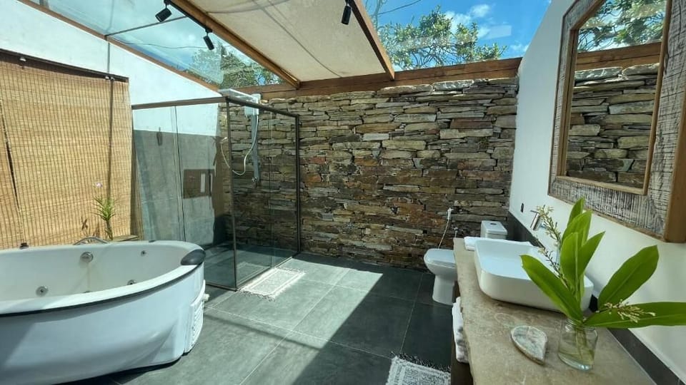 Chalé 11 com banheira | Bathroom