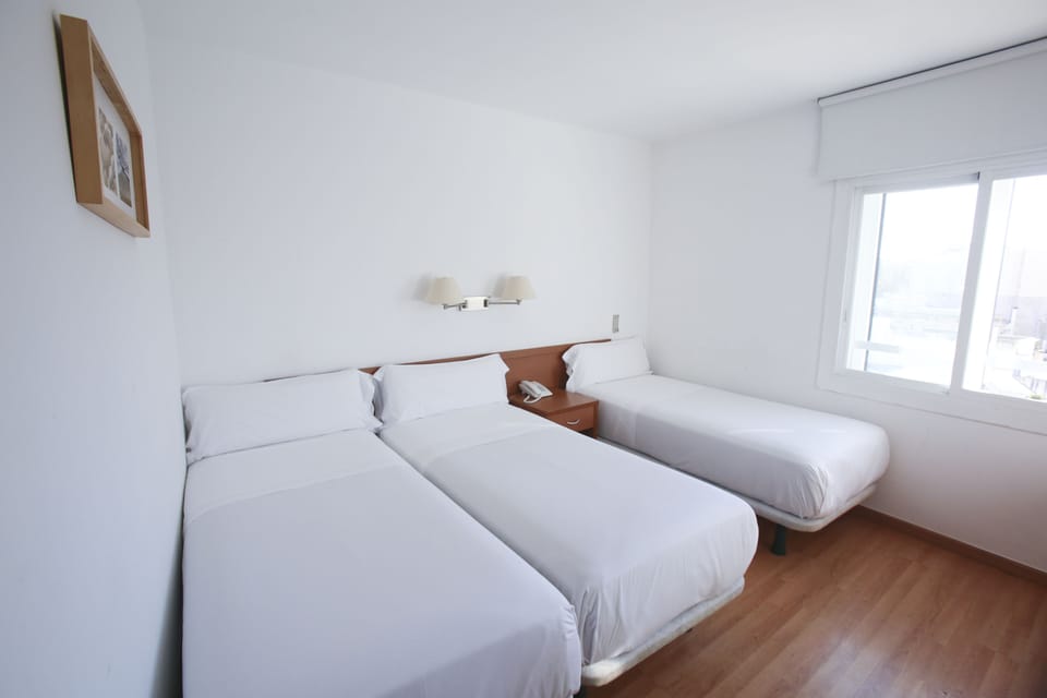 Superior Triple Room | Desk, blackout drapes, free WiFi, bed sheets