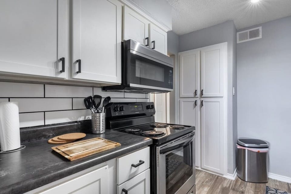 Fully equipped kitchen with modern appliances, perfect for preparing meals during your stay in Arlington. A convenient option for longer stays, game weekends, or concert trips near AT&T Stadium