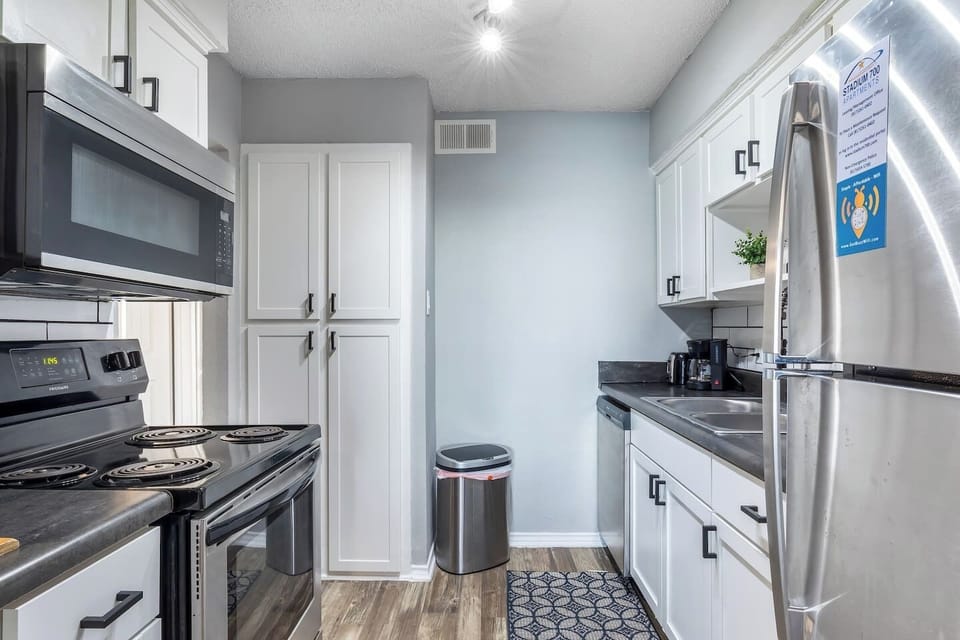 Fully equipped kitchen with modern appliances, perfect for preparing meals during your stay in Arlington. A convenient option for longer stays, game weekends, or concert trips near AT&T Stadium