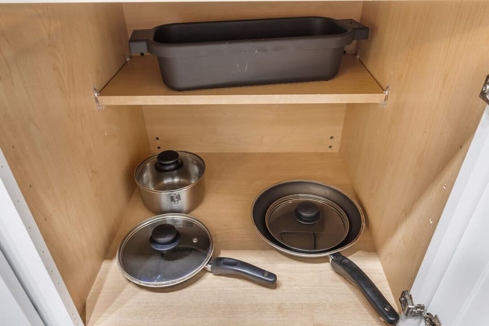 Fully equipped kitchen with modern appliances, perfect for preparing meals during your stay in Arlington. A convenient option for longer stays, game weekends, or concert trips near AT&T Stadium