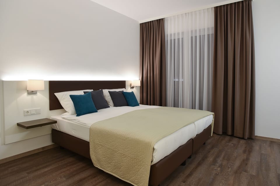 Comfort Double Room | Desk, blackout drapes, soundproofing, cribs/infant beds