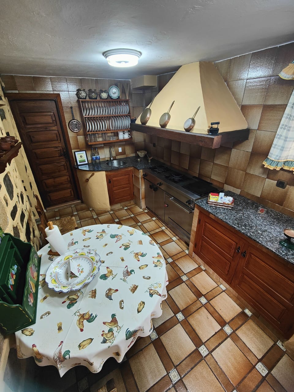 Casa 2 | Private kitchen | Full-size fridge, microwave, coffee/tea maker, electric kettle