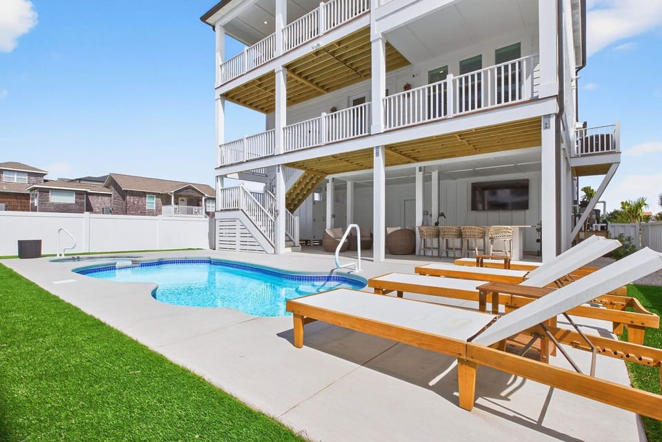 Private Pool w/ Spa and Loungers