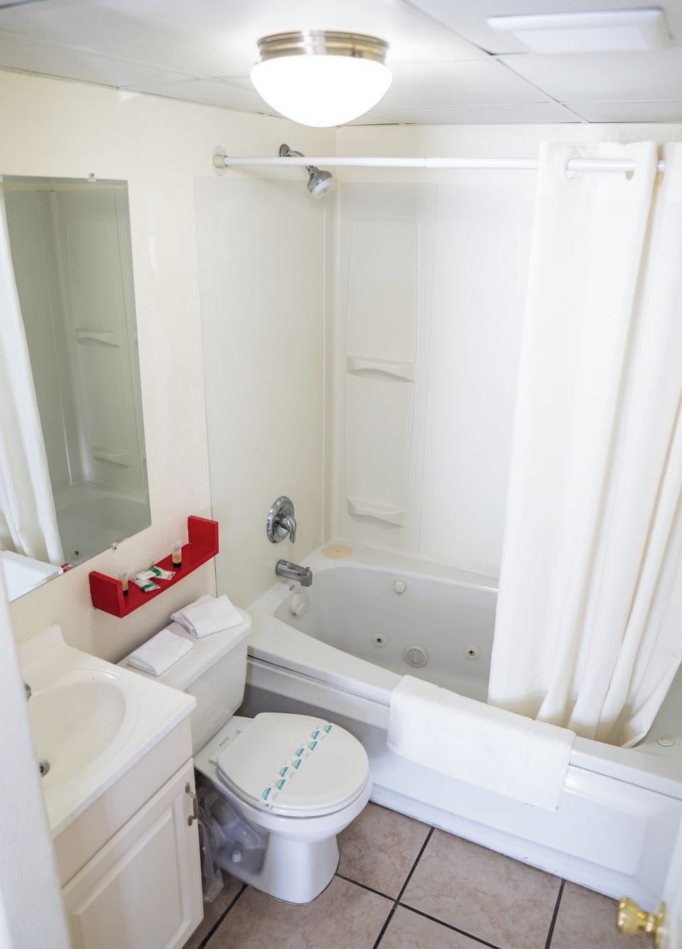 Single Room | Bathroom | Combined shower/tub, towels, soap, shampoo