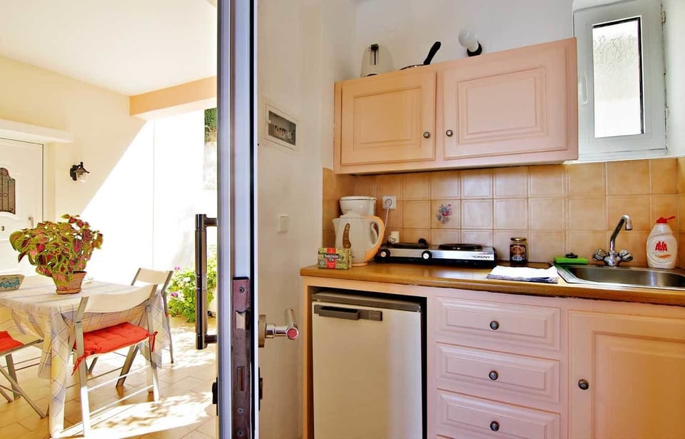 Studio | Private kitchen | Fridge, stovetop, coffee/tea maker, electric kettle
