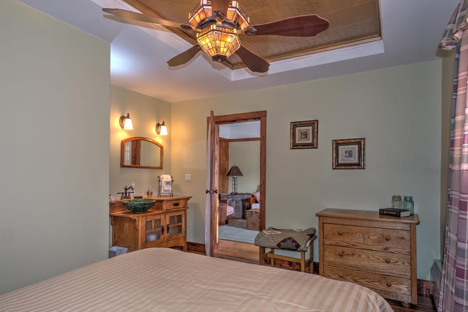 Suite, 1 Bedroom (Arts & Crafts Room) | Egyptian cotton sheets, premium bedding, down comforters, pillowtop beds