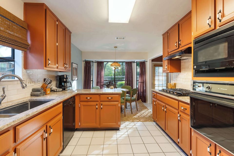 Gourmet-Ready – A fully stocked kitchen with top-tier appliances and plenty of cabinet space to store all your essentials.
