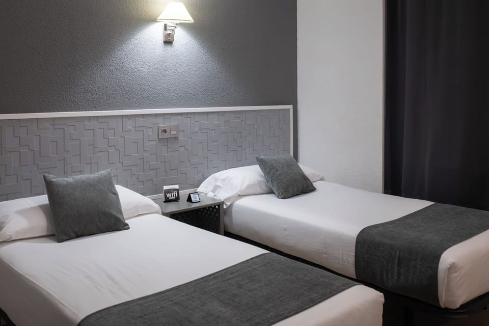 Triple Room | Blackout drapes, free WiFi, bed sheets