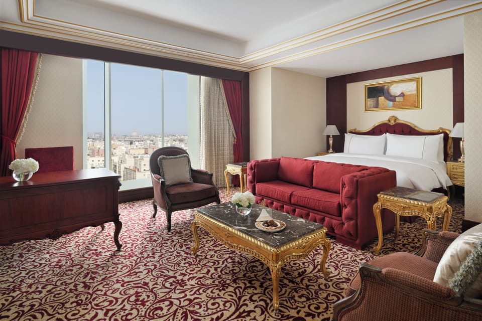 Royal Suite | In-room safe, desk, laptop workspace, blackout drapes