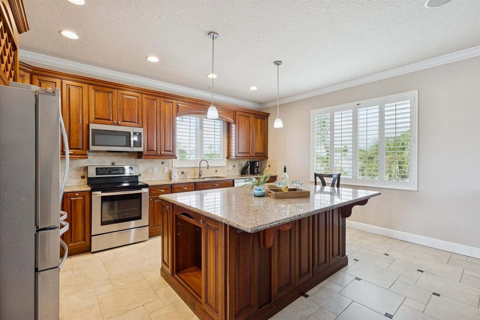 House (4 Bedrooms) | Private kitchen | Fridge, microwave, oven, stovetop