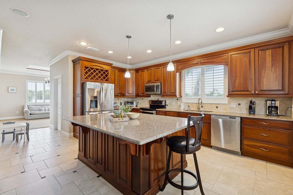 House (4 Bedrooms) | Private kitchen | Fridge, microwave, oven, stovetop