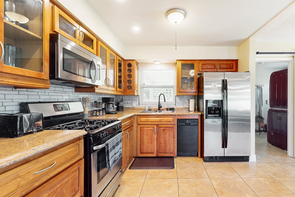 House (4 Bedrooms) | Private kitchen | Fridge, microwave, oven, stovetop