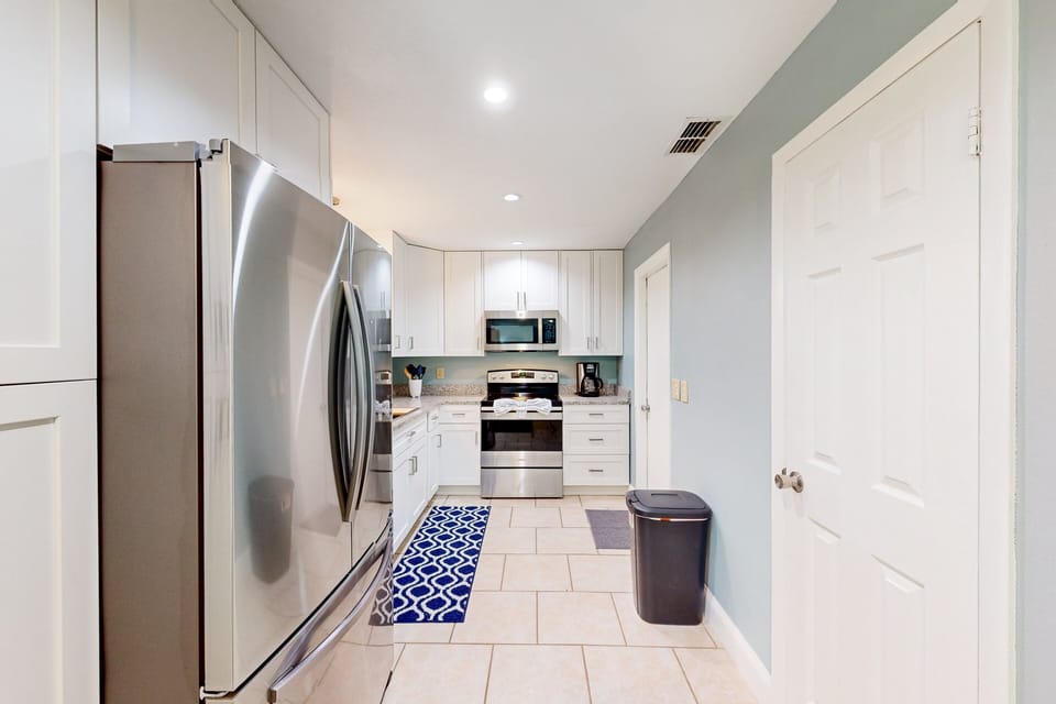 Apartment (3 Bedrooms) | Private kitchen | Fridge, microwave, oven, stovetop