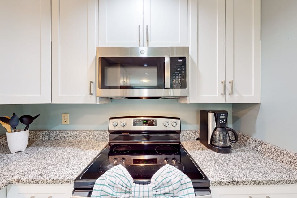 Apartment (3 Bedrooms) | Private kitchen | Fridge, microwave, oven, stovetop