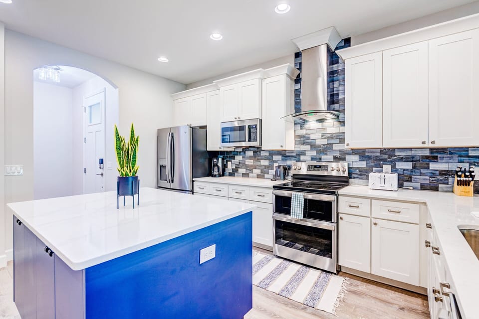 House (3 Bedrooms) | Private kitchen | Fridge, microwave, oven, stovetop