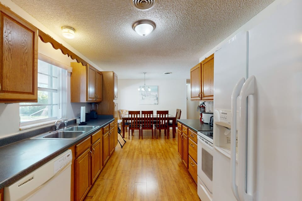 House (3 Bedrooms) | Private kitchen | Fridge, microwave, oven, stovetop