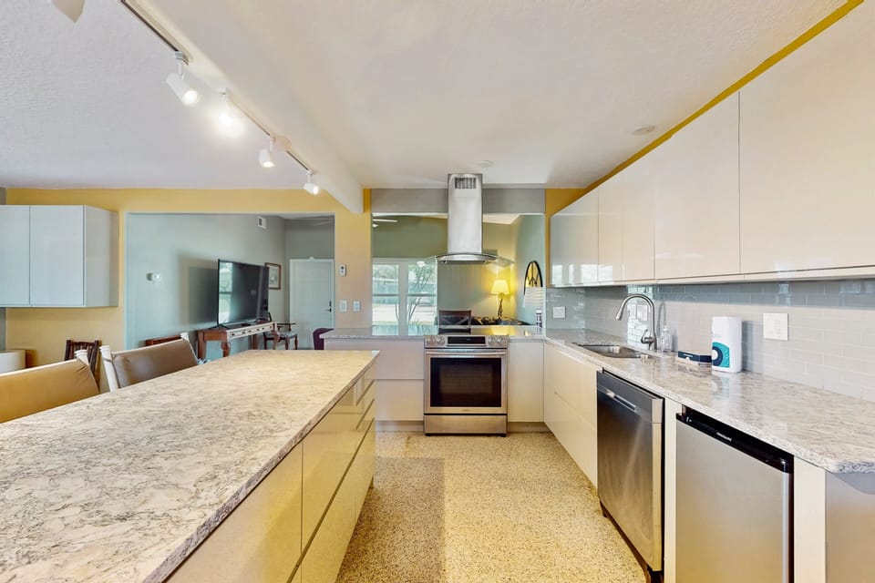 House (3 Bedrooms) | Private kitchen | Fridge, microwave, oven, stovetop