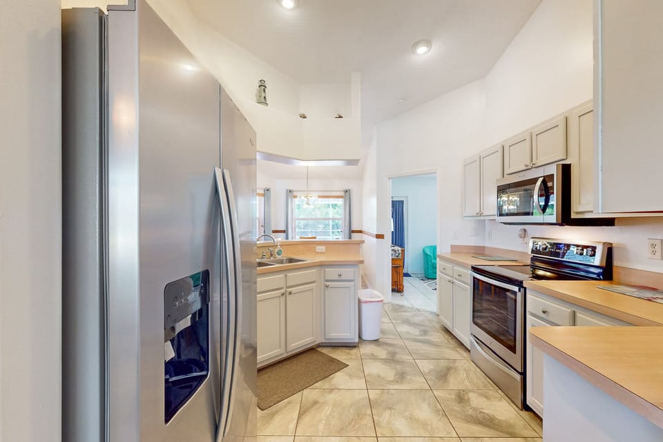 House (3 Bedrooms) | Private kitchen | Fridge, microwave, oven, stovetop