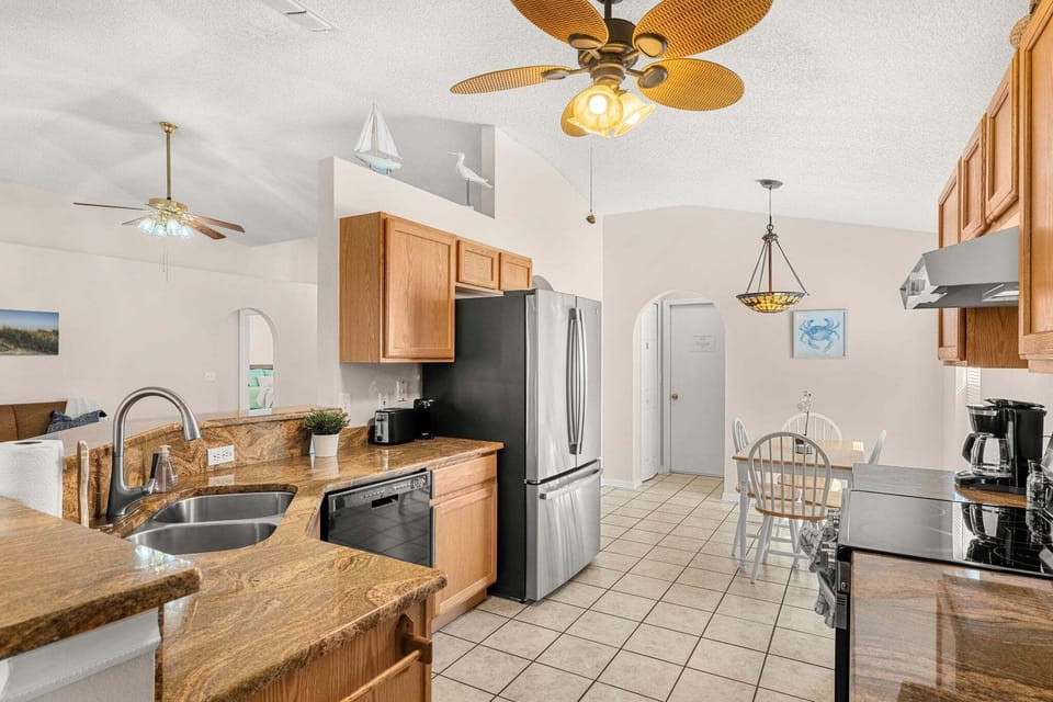 House (3 Bedrooms) | Private kitchen | Fridge, microwave, oven, stovetop