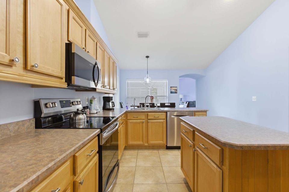 House (4 Bedrooms) | Private kitchen | Fridge, microwave, oven, stovetop