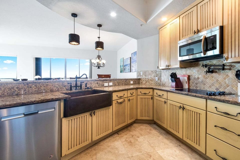 Apartment (3 Bedrooms) | Private kitchen | Fridge, microwave, oven, stovetop