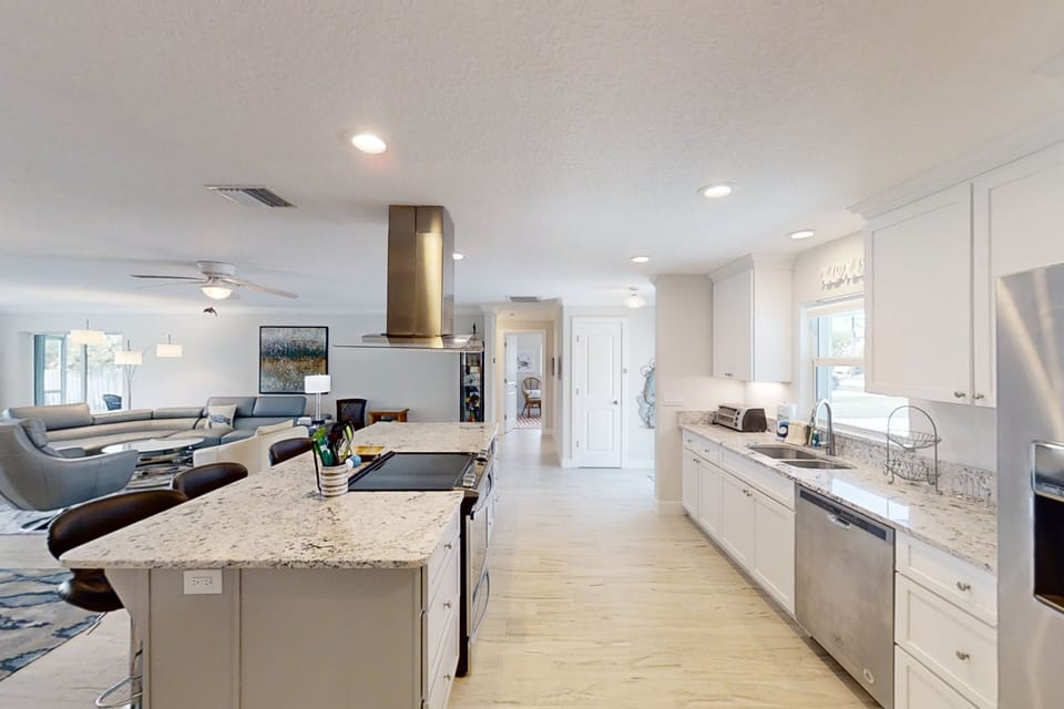 House (3 Bedrooms) | Private kitchen | Fridge, microwave, oven, stovetop