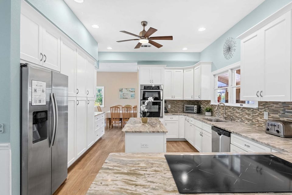 House (Multiple Bedrooms) | Private kitchen | Fridge, microwave, oven, stovetop