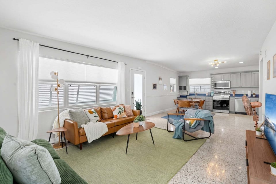 House (3 Bedrooms) | Living area | 40-inch TV with digital channels