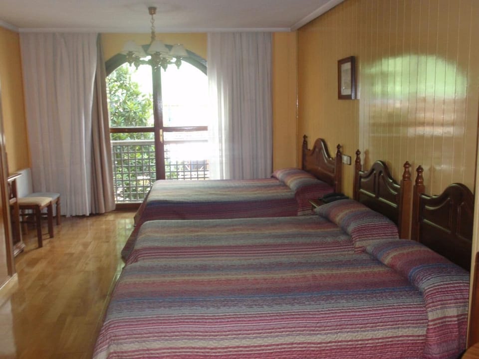 Triple Room | Desk, free WiFi, bed sheets