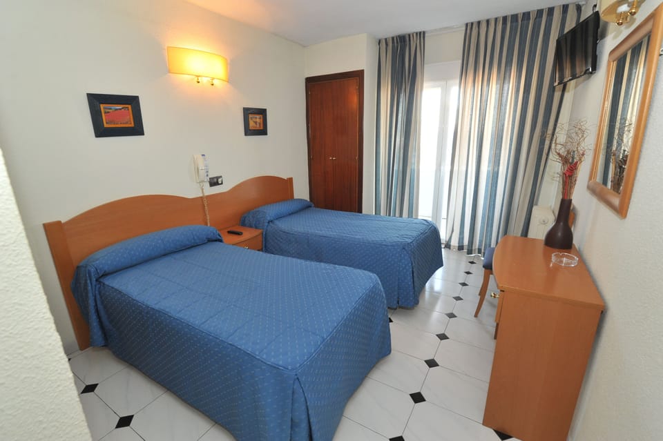 Twin Room | Desk, free WiFi, bed sheets, wheelchair access