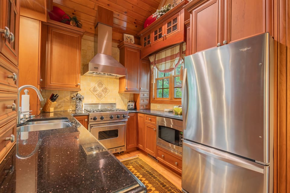 Whether you're brewing your morning coffee or cooking after a day exploring the mountains and lake, the kitchen offers both comfort and functionality - complete with a high-end Viking range.