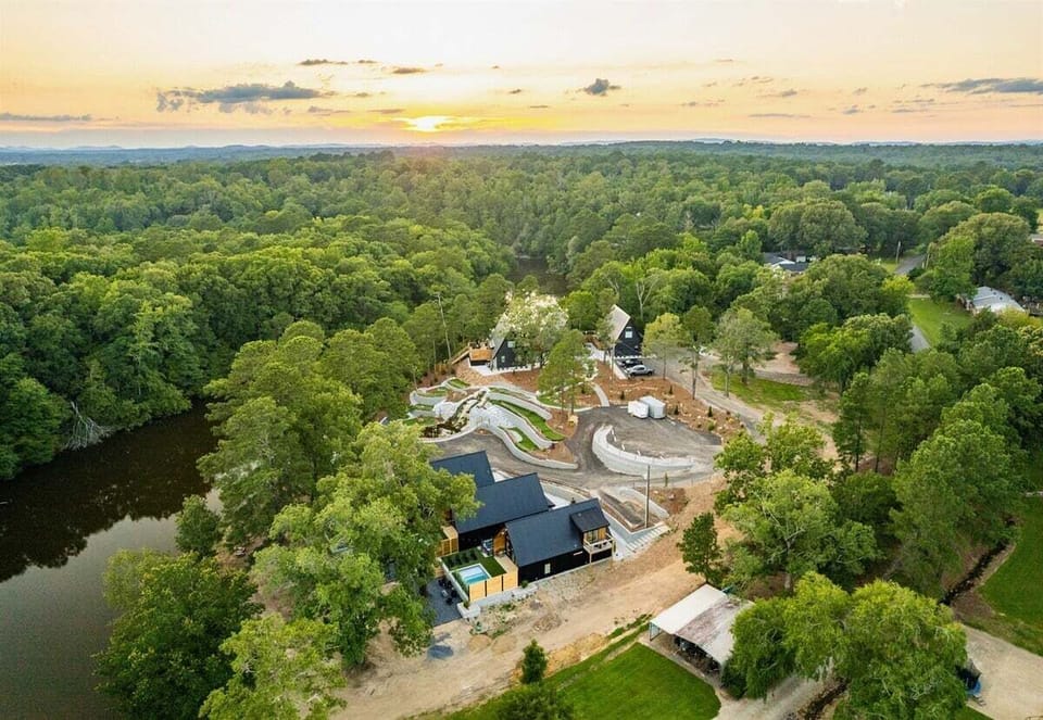The whole layout, the mini golf, and the lake—this is what dream stays are made of.