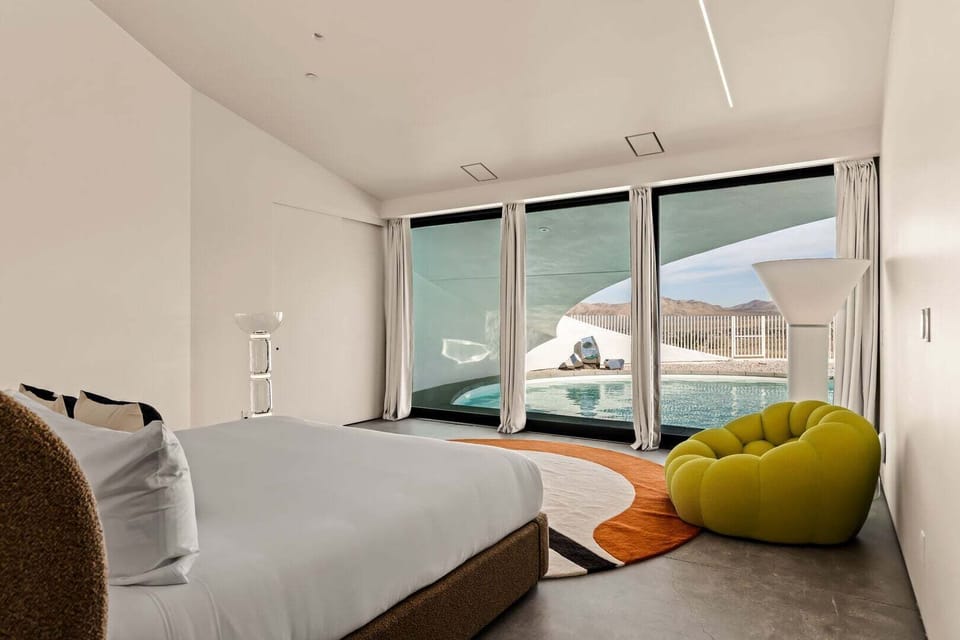 Primary bedroom: King ensuite that opens into the pool.