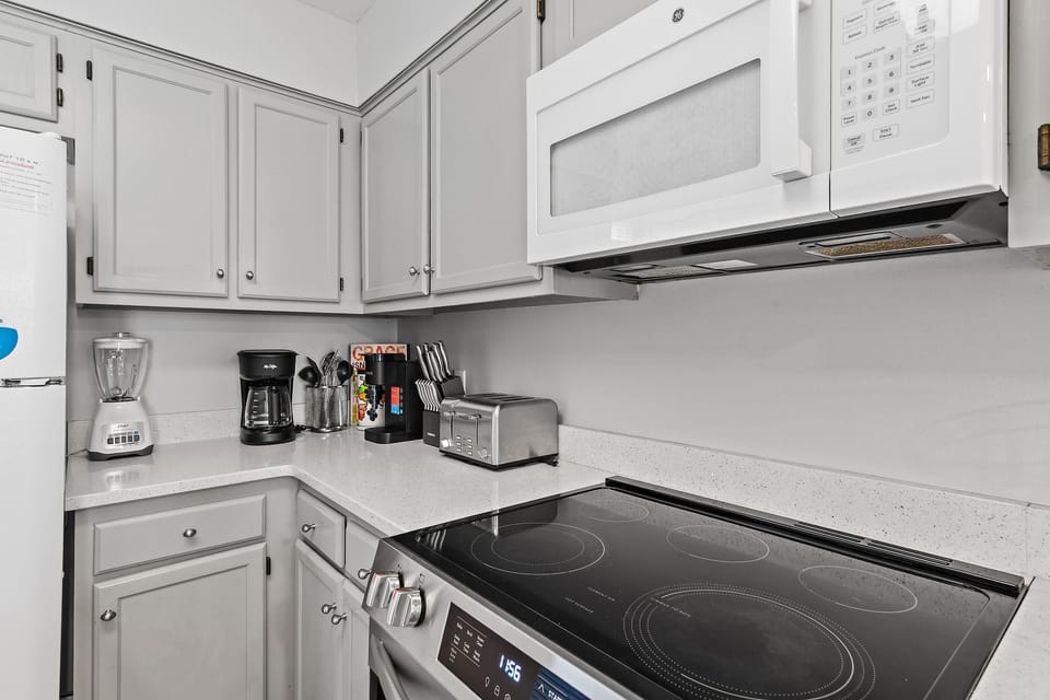 House, 1 King Bed with Sofa bed (Costa Vista Townhouse #8) | Private kitchen | Oven, toaster