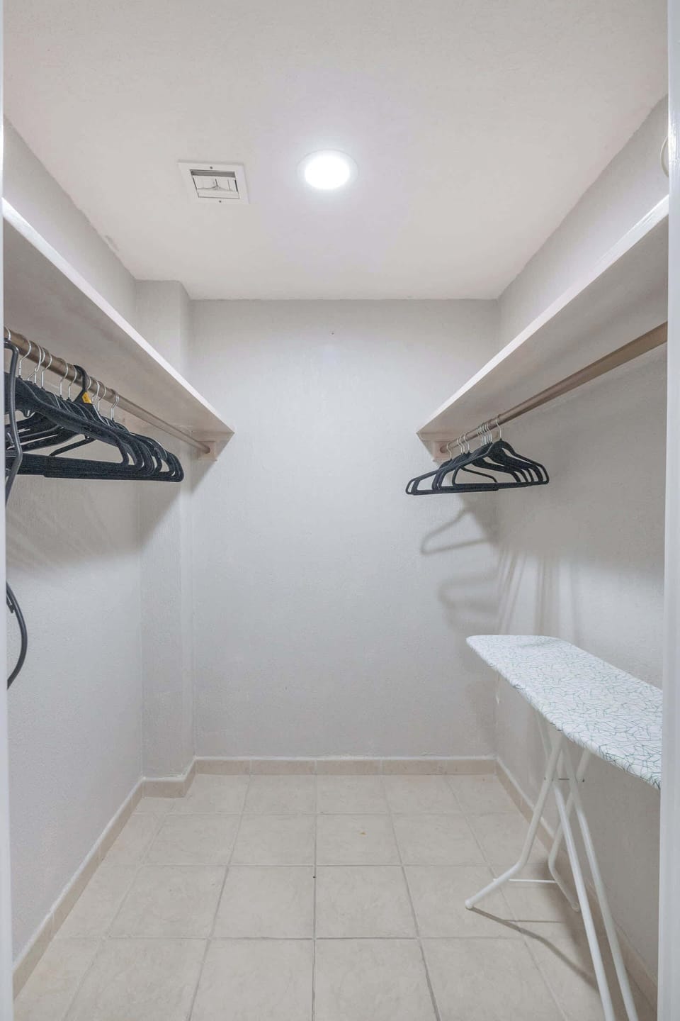 👔✨ Spacious walk-in closet with plenty of room for your vacation essentials.