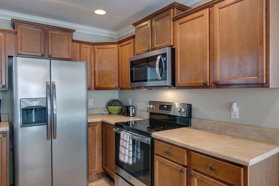 Stainless Steel Appliances - Stove/Oven, Microwave, Fridge and Dishwasher
