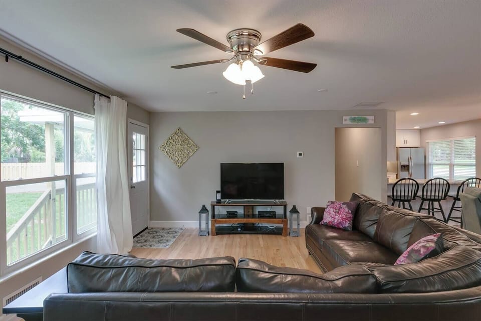 Living room with 55" TV, cable, roku, Amazon, Netflix, Hulu