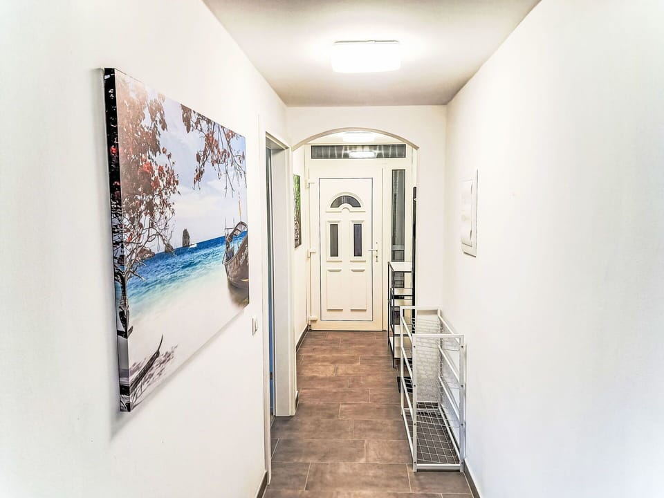 Wall, Flooring, Floor, Interior Design, Wood Flooring, Apartment, Ceiling, Room, Door, Picture Frame