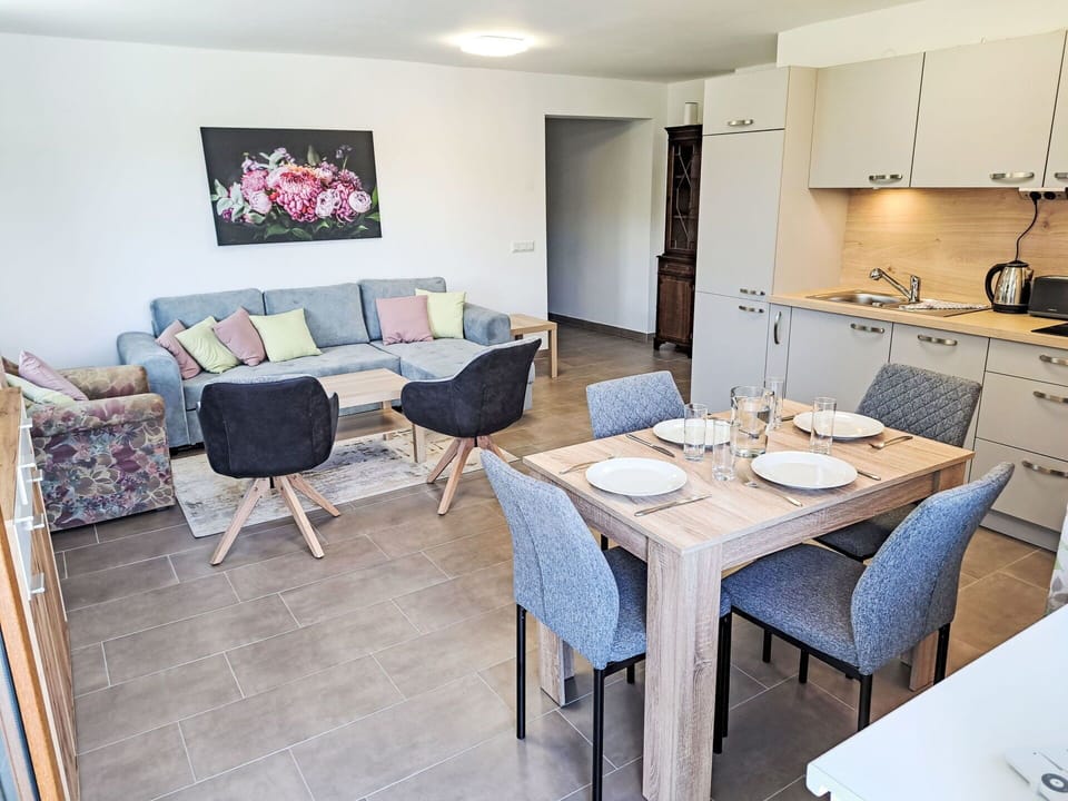Furniture, Flooring, Interior Design, Kitchen & Dining Room Table, Table, Floor, Chair, Apartment, Room, Couch