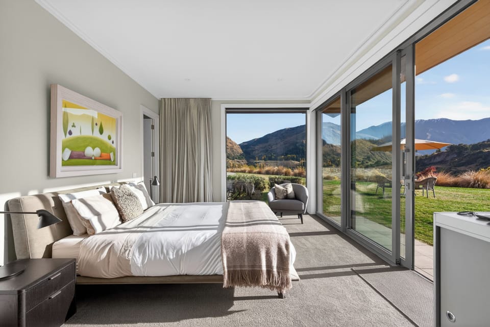 Beautiful linens and blankets, plus dual control electric blanket 