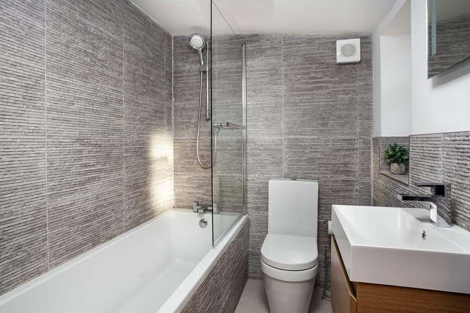 Forge Cottage, Winchcombe: Family bathroom