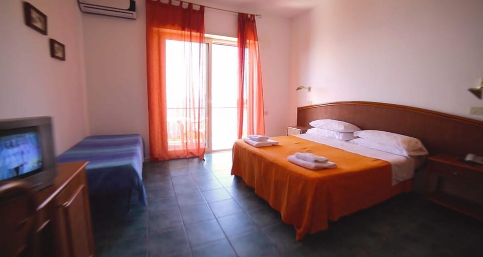 Minibar, bed sheets