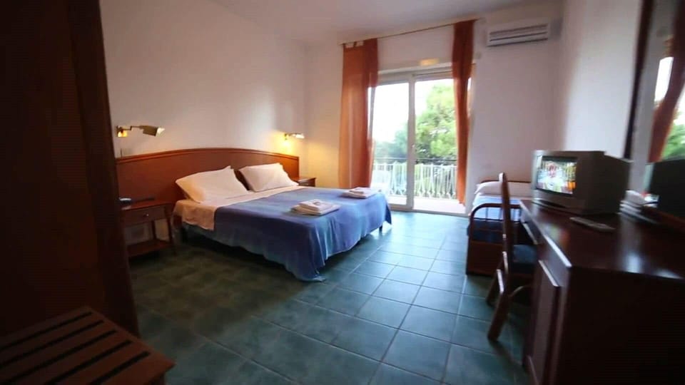 Quadruple Room | Minibar, bed sheets
