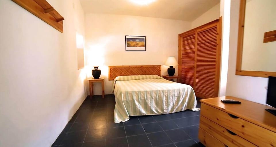 Double Room | Minibar, bed sheets