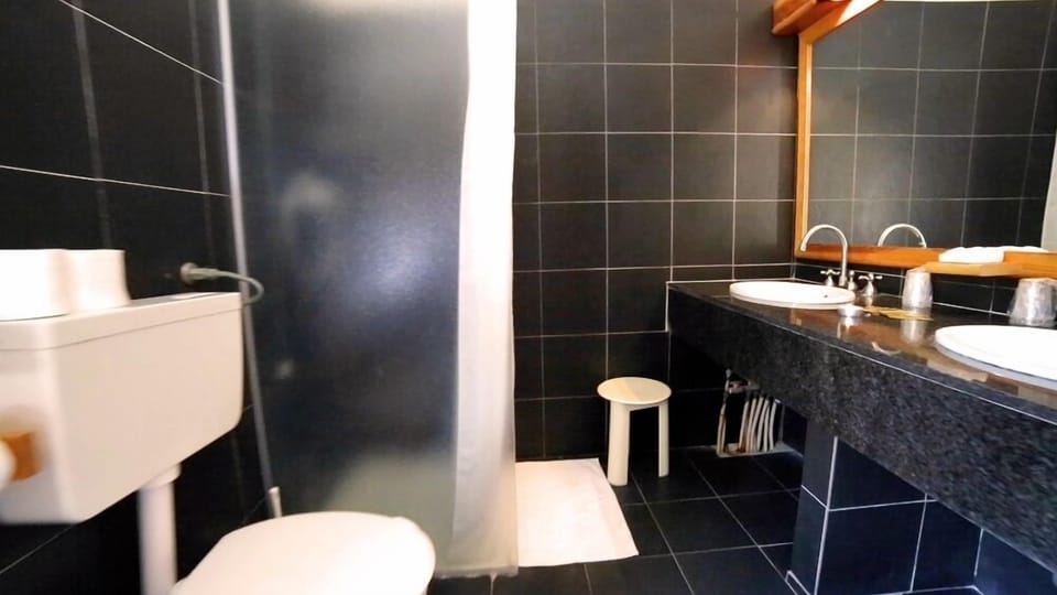 Shower, rainfall showerhead, free toiletries, hair dryer